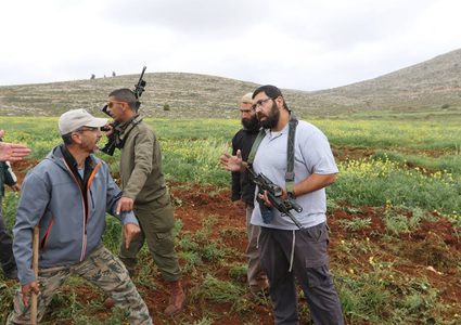 الاحتلال يقمع المزارعين ويمنعهم من قطف الزيتون في نابلس