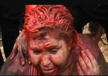 شاهد.. متظاهرون يجبرون عمدة على الاستقالة في بوليفيا