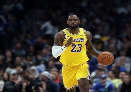 يبرون جيمس يقود ليكرز لانتصار جديد