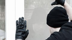 شاهد لص يفقد النقود التي سرقها في وضح النهار !