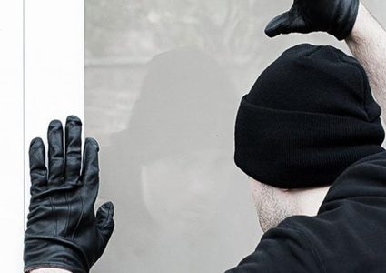 شاهد لص يفقد النقود التي سرقها في وضح النهار !