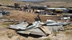 الاحتلال يهدم مسكنا وبركسا شرق القدس