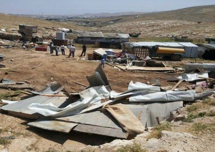 الاحتلال يهدم مسكنا وبركسا شرق القدس