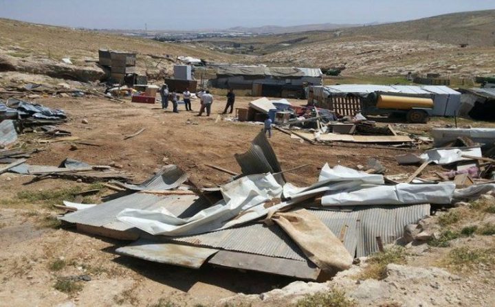 الاحتلال يهدم مسكنا وبركسا شرق القدس