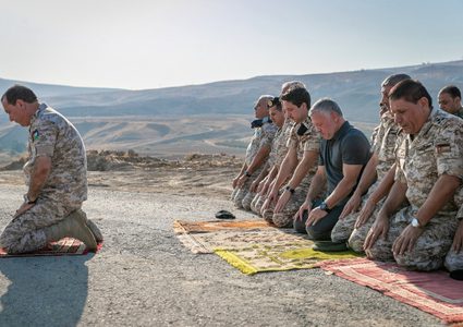 العاهل الأردني يقيم الصلاة في الباقورة بعد زيارتها