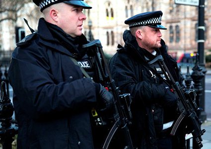 قتل زوجته بسكب الزيت المغلي على جسدها