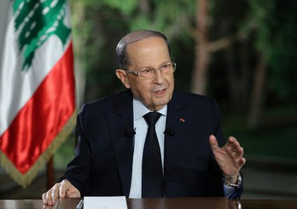 عون يطالب بحكومة تكنو-سياسة إثر مقتل شخص في لبنان