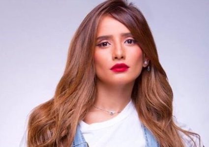 زينة تعلن إصابتها بمرض في عينيها