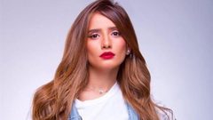 زينة تعلن إصابتها بمرض في عينيها