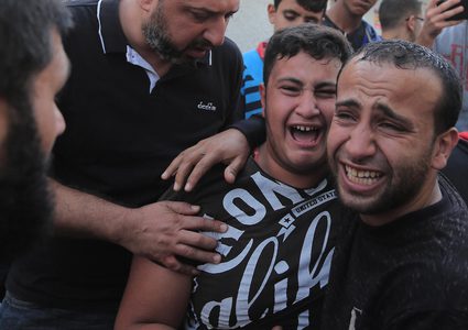 أهالي شهداء عدوان الاحتلال على قطاع غزة، في مشرحة مستشفى الشفاء.