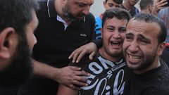 أهالي شهداء عدوان الاحتلال على قطاع غزة، في مشرحة مستشفى الشفاء.