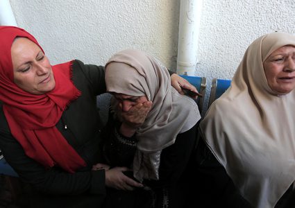 أهالي شهداء عدوان الاحتلال على قطاع غزة، في مشرحة مستشفى الشفاء.