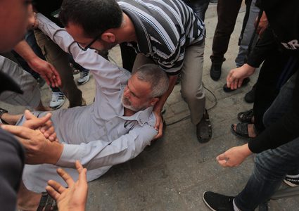 أهالي شهداء عدوان الاحتلال على قطاع غزة، في مشرحة مستشفى الشفاء.