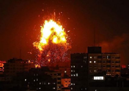 الاحتلال يجدد غاراته على قطاع غزة ويستهدف مواقع تابعة للمقاومة