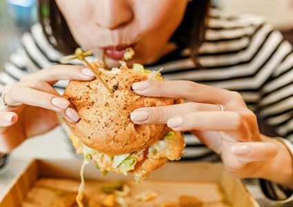 دراسة: تناول النساء العشاء في وقت متأخر يعرضهن لخطر قاتل