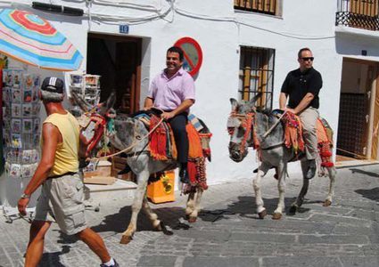 بلدة إسبانية تمنع أصحاب الوزن الزائد من ركوب الحمير !
