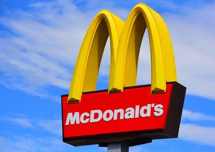 بريطانية تعثر على "قدم دجاجة" في وجبة من مكدونالدز !