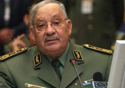 قائد الأركان الجزائري: لن أتسامح مع استهداف قوات الأمن للمتظاهرين