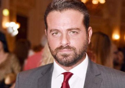 يوسف الخال ينشر صورة بصمة يد دامية