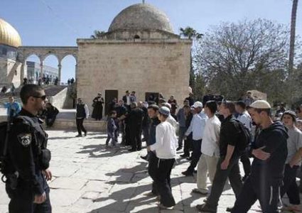 مستوطنون يقتحمون باحات المسجد الأقصى المبارك