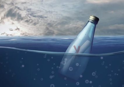 أميركي يتلقى الرد على رسالة ألقاها في المحيط بعد 9 سنوات !