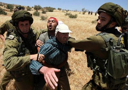 الاحتلال يقمع مسيرة احتجاجية على مصادرة أراض غرب الخليل