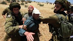 الاحتلال يقمع مسيرة احتجاجية على مصادرة أراض غرب الخليل