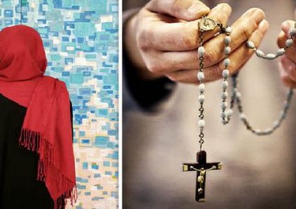 الدين محبة.. مسلمة ومسيحي ينشدان في مدح الرسول