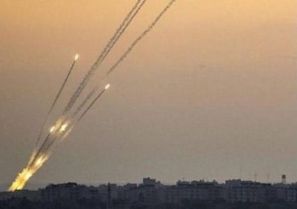 القناة 12: إطلاق الصواريخ من غزة توقف لكن التوتر الأمني مستمر