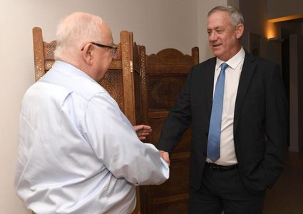 غانتس يجتمع مع ريفلين ولابيد يصف نتنياهو بالمنافق