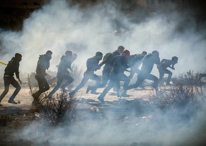 عشرات الإصابات بالاختناق في مواجهات مع الاحتلال بالبيرة