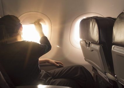 لماذا يفرض على الركاب فتح ستائر نوافذ الطائرة؟