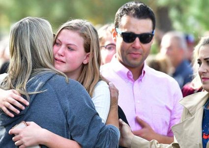 شاب يقتل زميليه ويطلق النار على نفسه