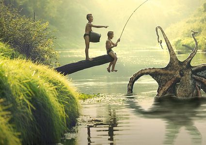 شخص يوثق خروج "وحش" من البحر