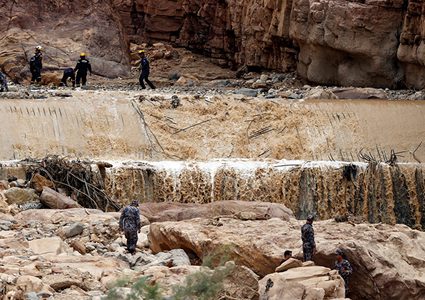 شاب سعودي يحاول تحدي الطبيعة