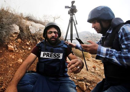 وزارة الإعلام تطالب بتوفير الحماية للصحفيين