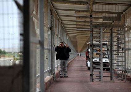 الاحتلال يعتقل تاجرًا على حاجز بيت حانون