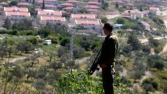 الاحتلال يستولي على مئات الدونمات من اراضي المواطنين