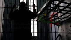 الاحتلال يستمرّ في عزل الأسير يعقوب حسن