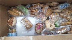 ضبط طنين من السكاكر والمكسرات منتهية الصلاحية