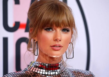 سويفت تعيد تحريك الخلاف مع شركة إنتاجها السابقة