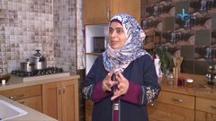 سيدة فلسطينية تحضر منتجات غذائية من الورد