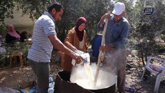 اعداد حلوى الملبن من عصير العنب في بلدة حلحول