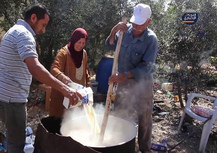 اعداد حلوى الملبن من عصير العنب في بلدة حلحول