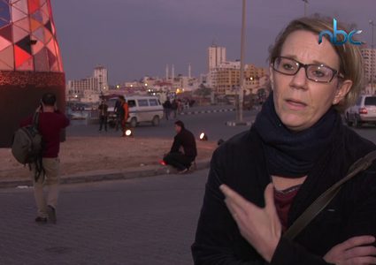 إضاءة منارة ميناء غزة باللون البرتقالي