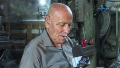 الحاج أبو سعيد من مدينة الخليل يحافظ على صناعة "الكريك"