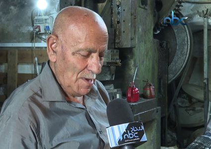 الحاج أبو سعيد من مدينة الخليل يحافظ على صناعة "الكريك"