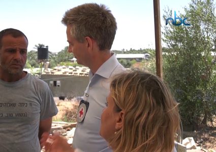 المزاع أيمن أبو محارب يعيد تدوير النفايات الصلبة لتوفير مصدر دخل