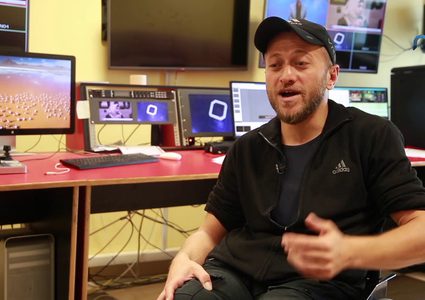 شاب طموح يسعى لتحقيق حلمه بالحصول على وظيفة