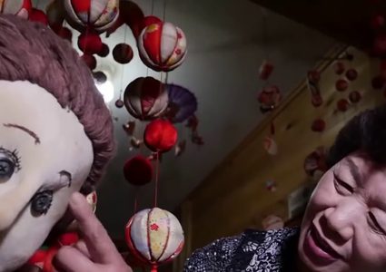 لمحاربة الوحدة.. يابانية تُغرق قريتها بالدمى العملاقة